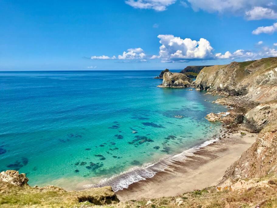 Cornish Caravan On The Lizard Peninsula, Cornwall. Chalet