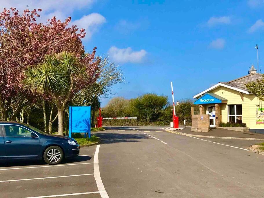 Cornish Caravan On The Lizard Peninsula, Cornwall. Chalet *