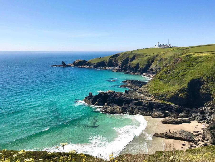 Cornish Caravan On The Lizard Peninsula, Cornwall. Chalet *